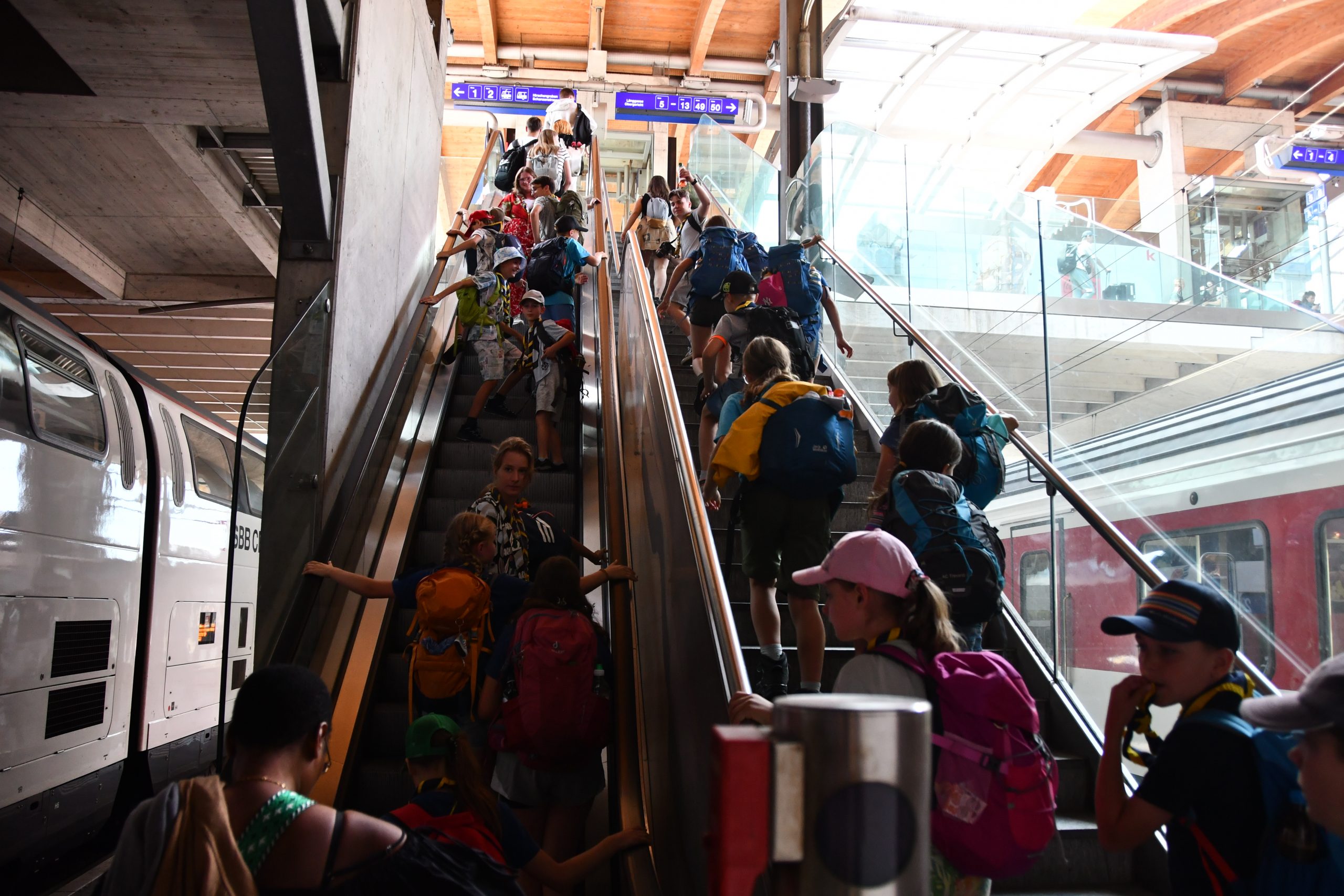 Die Wölfli Meggen im Bahnhof Bern auf einer Rolltreppe